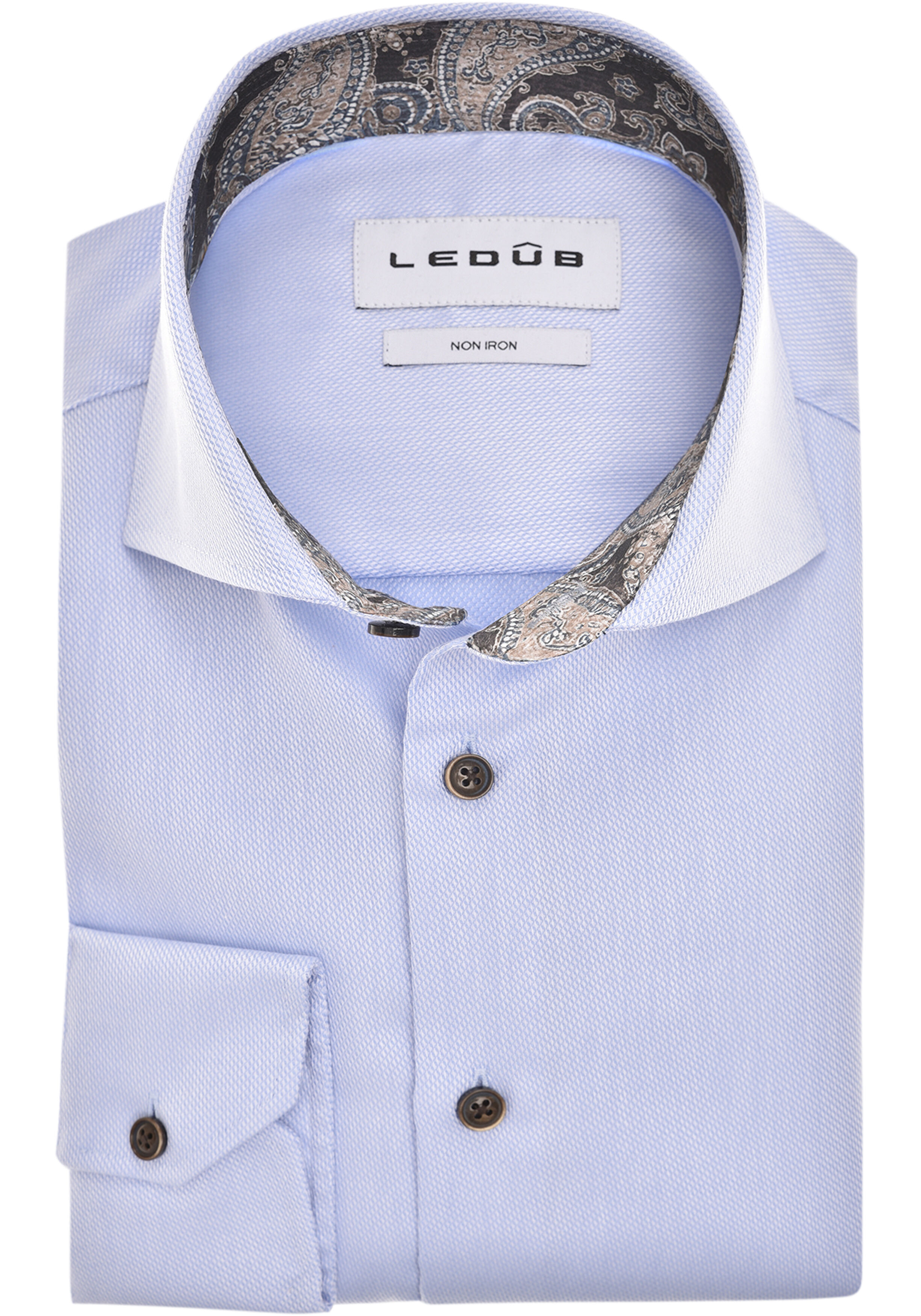In klassiek lichtblauw terug naar kantoor, Shop de look: LEDUB heren shirt met contrastboord