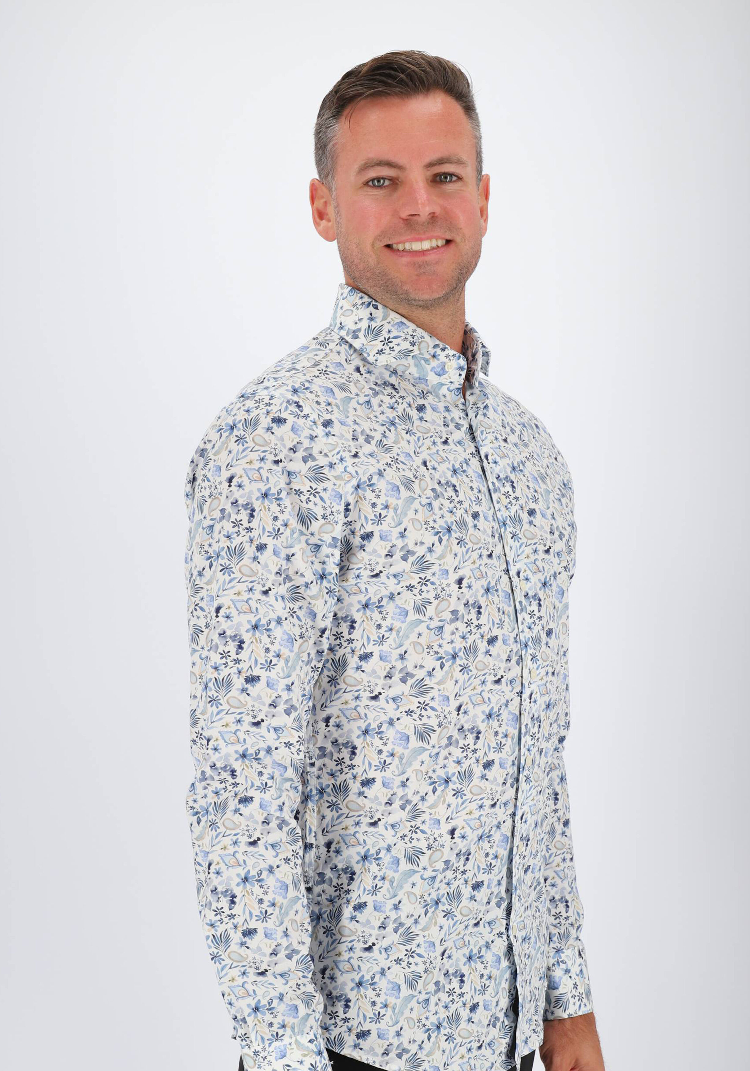 Michaelis slim fit heren overhemd, popeline, wit met blauwe bloemetjes dessin