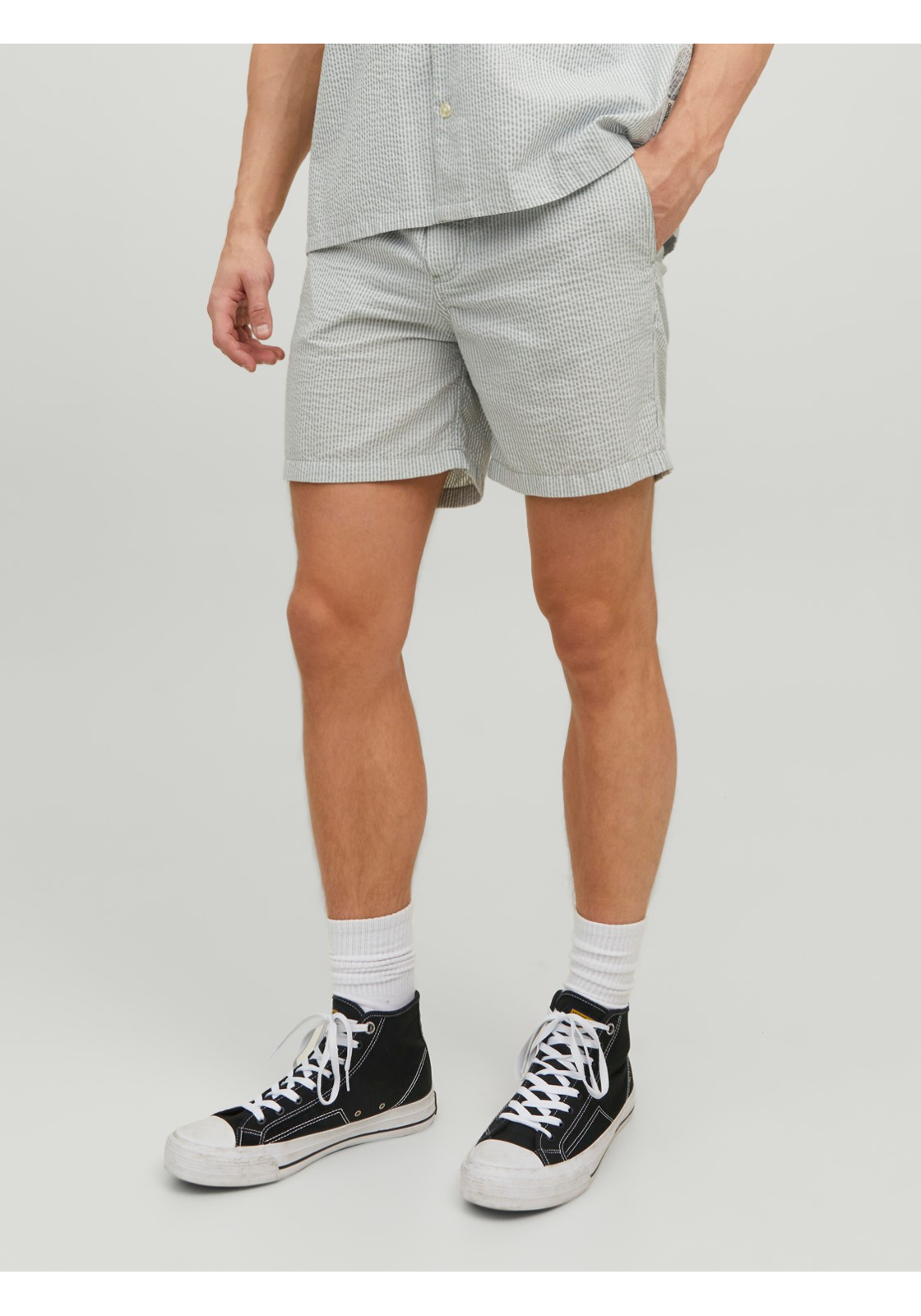 image_3_jj__4220353__front1jpgvaea8cce8a8bcd5f70dbbee86b433456ff779 JACK & JONES Jeff Jogger Seersucker regular fit, heren joggingbroek kort, grijs ecru