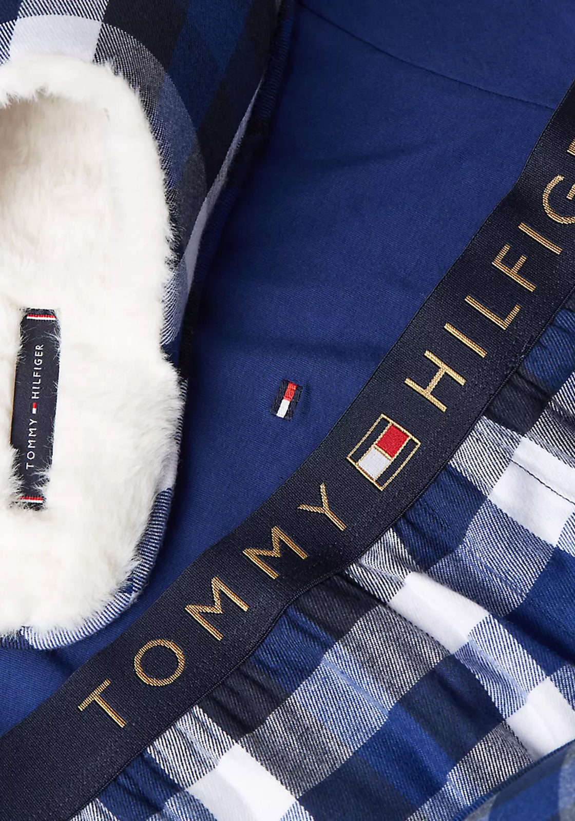 5-8720637922712-UM0UM033740VC-tommy_hilfiger-pyjama_HR Tommy Hilfiger heren pyjama set, blauw shirt en slippers met blauw met wit geruite broek