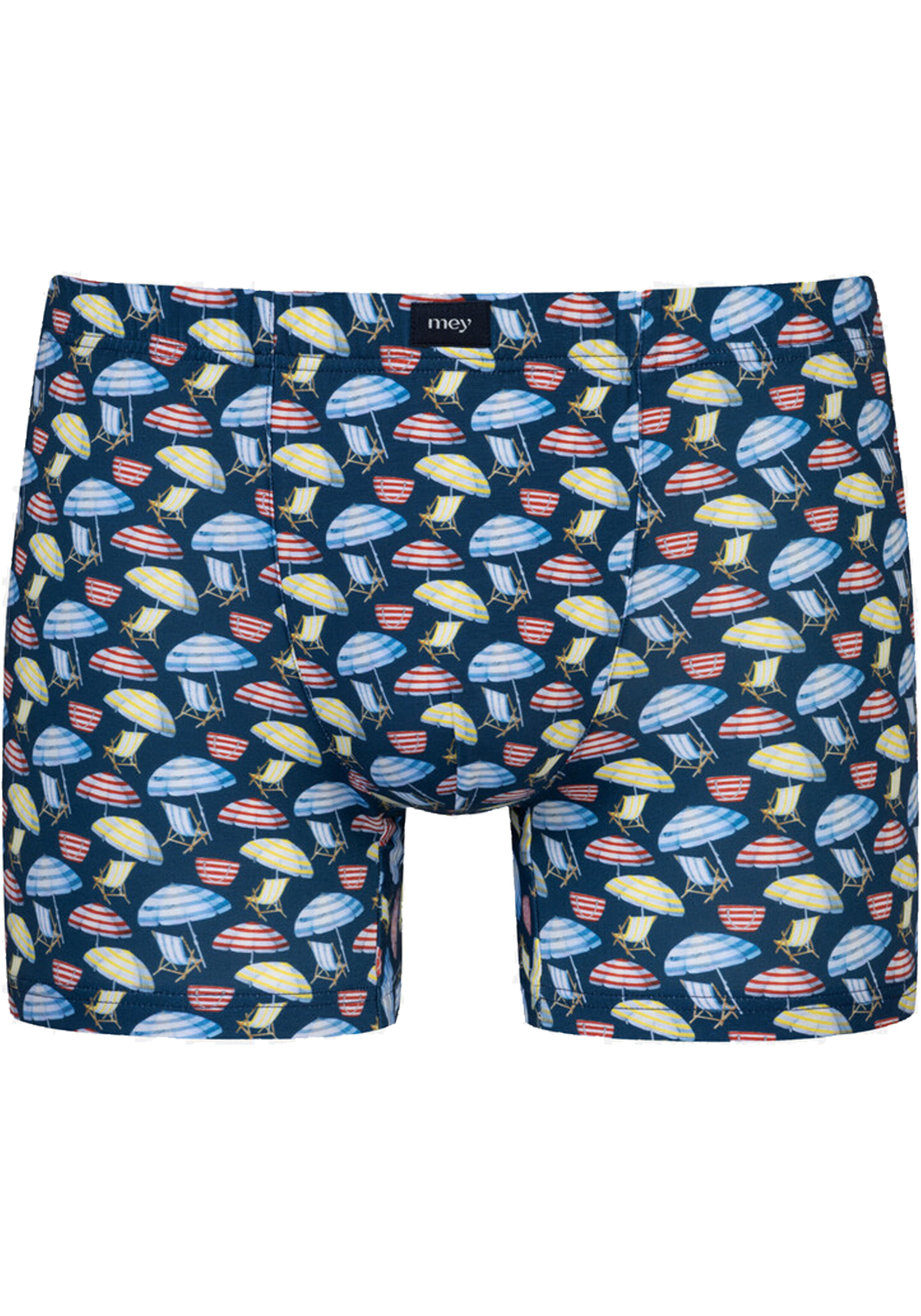 Mey heren long shorty Sunscreen & Sand, boxer normale lengte, blauw met gekleurde parasols en strandstoelen