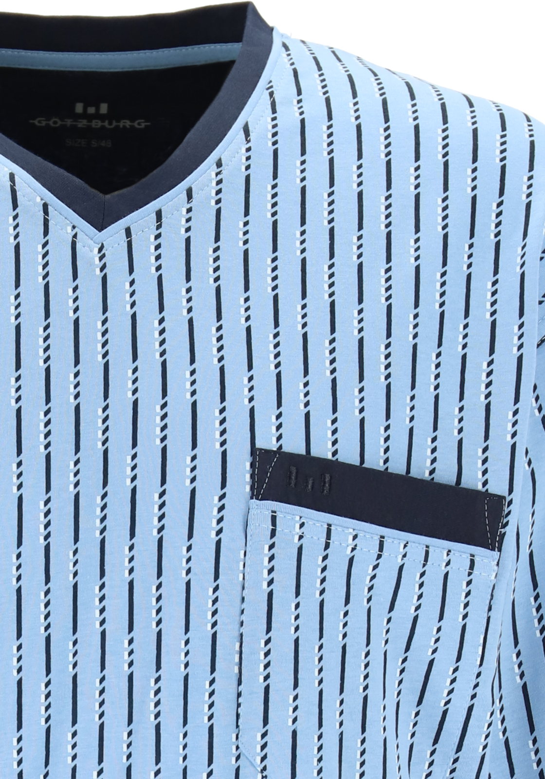 8-4060084133922-gotzburg-GOTZBURG_PJ_lichtblauw_452013625_detail_HR Gotzburg heren pyjama, V-hals, lichtblauw met blauw en wit dessin