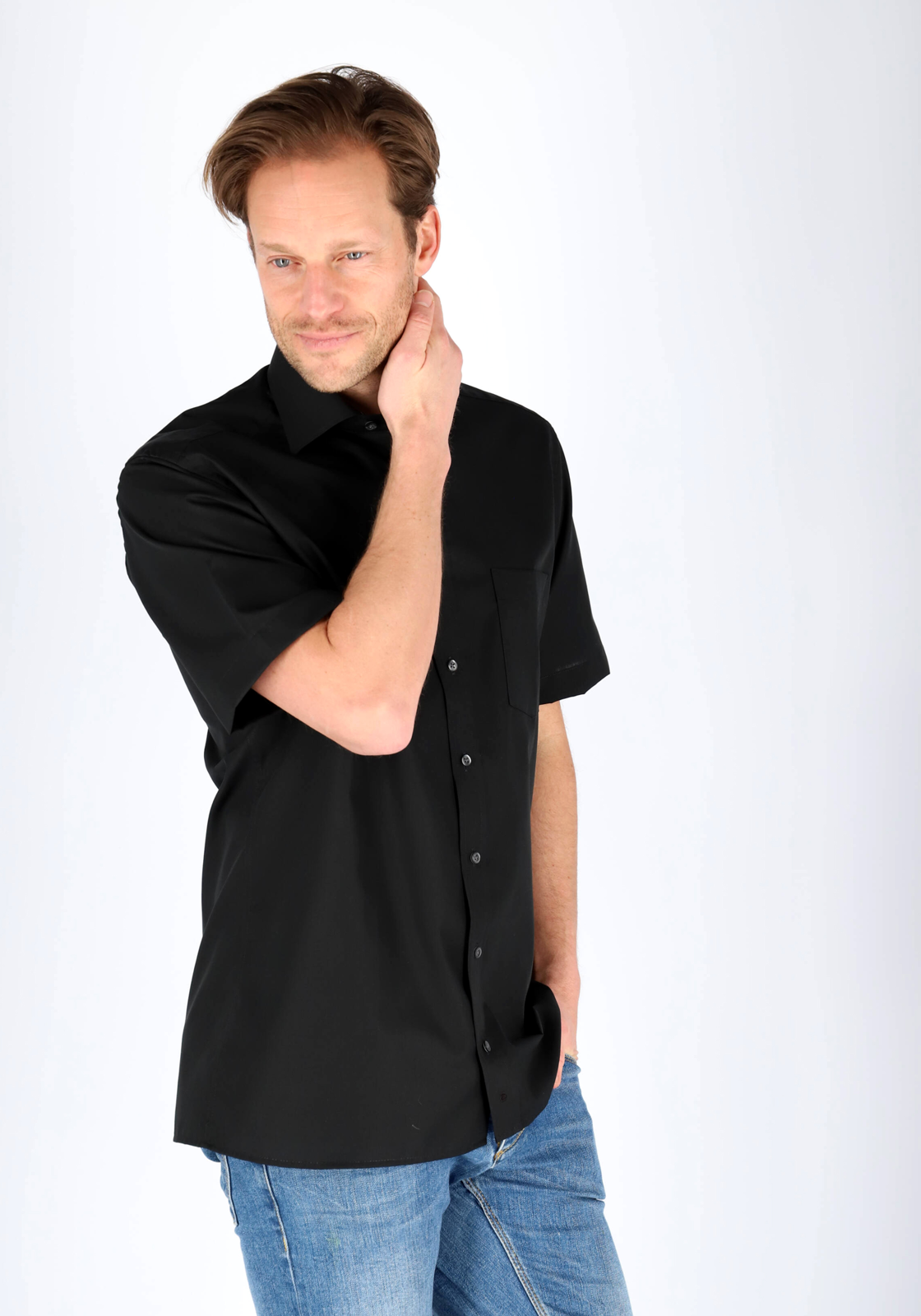 07-4045332430602-eterna-modellenfoto-tm_feb_2028_HR ETERNA modern fit overhemd, korte mouw, poplin heren overhemd, zwart